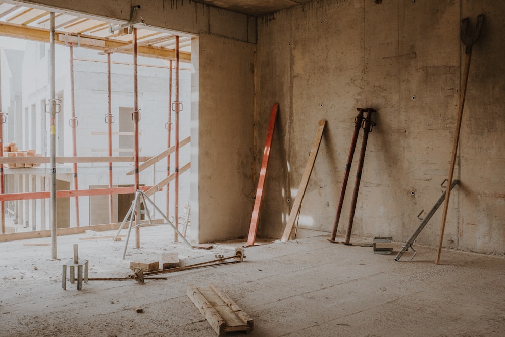 Nettoyage de fin de chantier dans un local en travaux