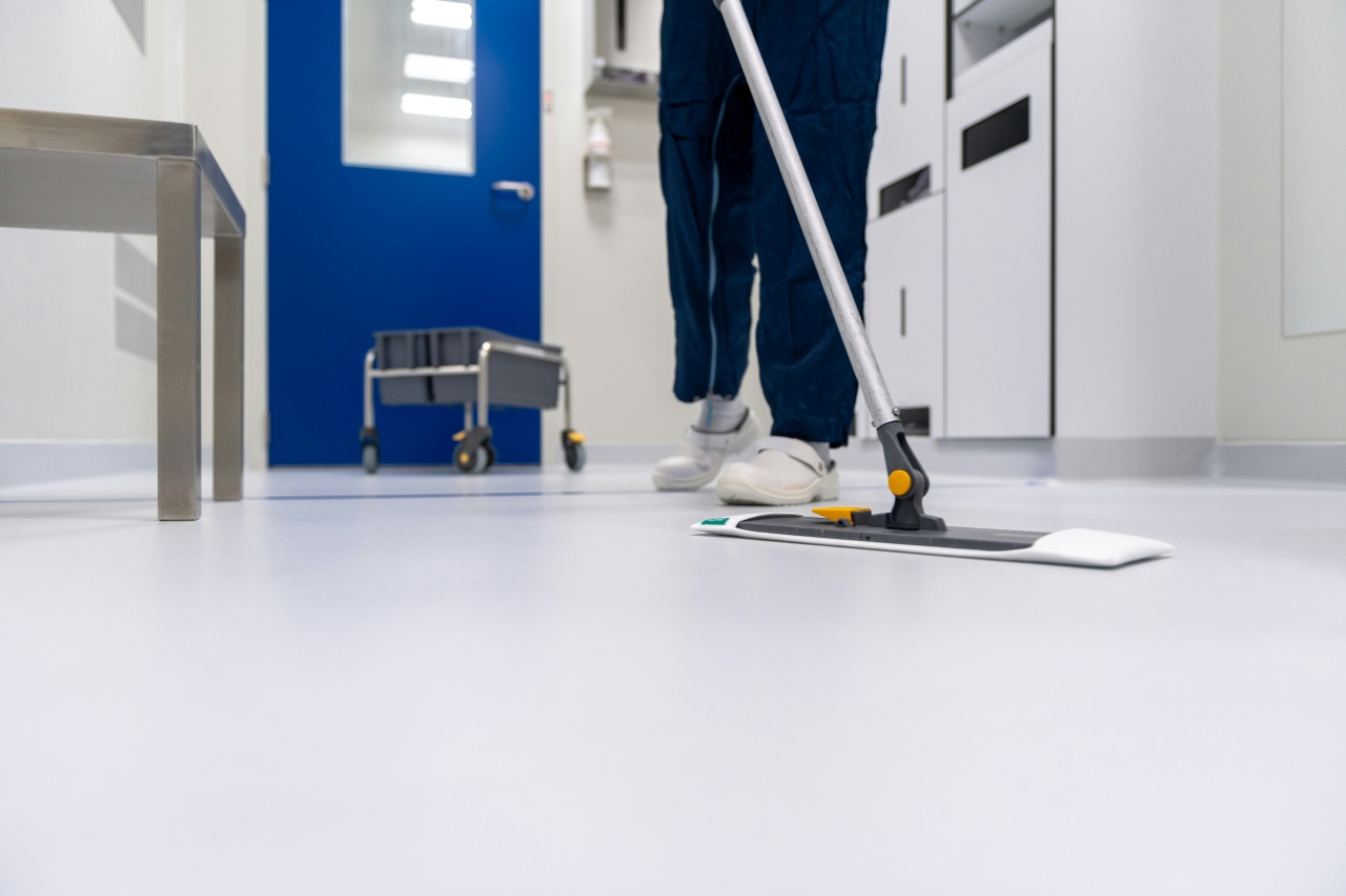 Entretien et lavage des sols par un agent de propreté